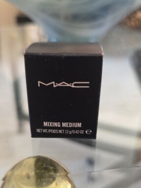 MAC Cosmetics Mixing Medium Primer - Shine